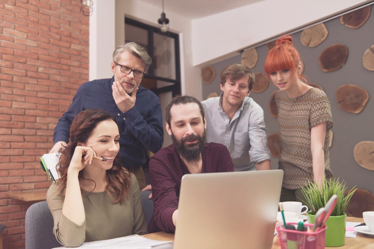 Arbeitsplatz mit Finanzanalysen, Diagrammen und strategischen Planungsunterlagen